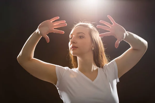 Hip-hop, jazz-funk, tecktonik, waacking, trance y street dances concept - Mujer joven bailando jazz-funk en el estudio — Foto de Stock