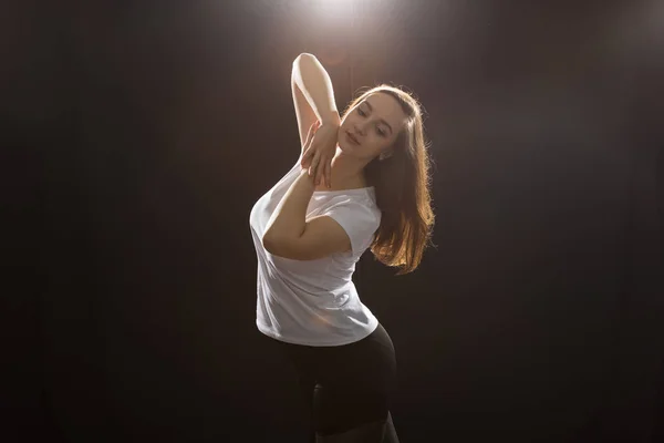 Concetto di persone e danza - Primo piano della giovane atleta che balla street dance in studio — Foto Stock