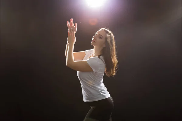 Gente y concepto de baile - Primer plano de la joven atlética bailando danza callejera en el estudio — Foto de Stock