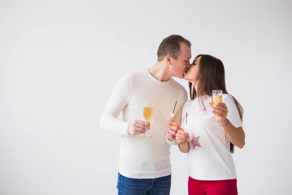 バレンタインの日の日付を持つロマンチックな美しいカップル。男と女のシャンパン グラスと花火を保持 — ストック写真