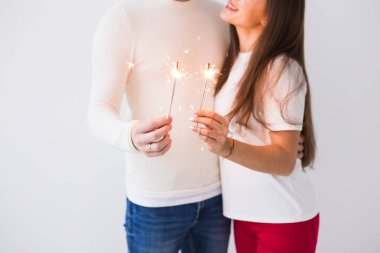 Romantik güzel çift tarihi Valentines gün olması. Erkek ve kadın havai fişekleri holding