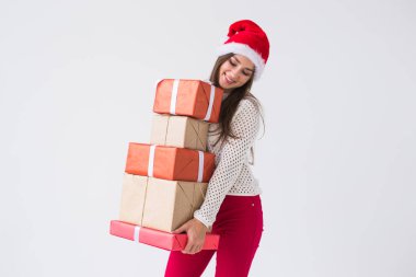 Noel ve tatil kavramı - santa şapka hediye kutuları yığını beyaz arka plan üzerinde tutan kadın