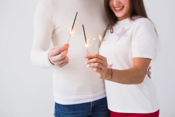 Casal bonito romântico ter data no Dia dos Namorados. Close up de homem e mulher segurando sparklers — Fotografia de Stock