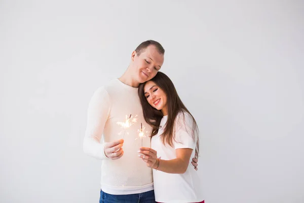 バレンタインの日の日付を持つロマンチックな美しいカップル。男と女の花火を開催 — ストック写真