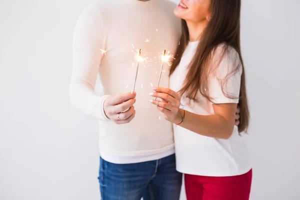 Ρομαντικό ζευγάρι όμορφη έχοντας ημερομηνία στην ημέρα του Αγίου Βαλεντίνου. Άνδρας και γυναίκα κρατώντας βεγγαλικά — Φωτογραφία Αρχείου