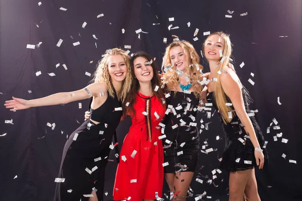 파티, 휴가 새 해 이브 개념-명랑 즐거운 젊은 여자 서 흰색 배경 위에 함께 축 하의 그룹 — 스톡 사진