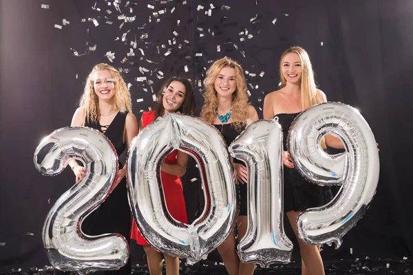 Festa, vacanze e concetto di popolo - Gruppo di amiche che festeggiano il nuovo anno con un grande simbolo 2019 — Foto Stock