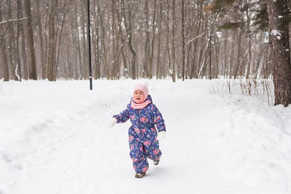 Família, crianças e conceito de natureza - Menina bonita criança se divertir no parque de inverno — Fotografia de Stock