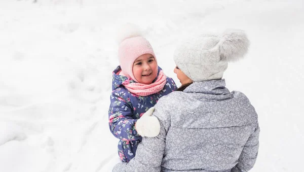 Family, children and nature concept - Young woman hug little happy daughter in the park — Stock Photo, Image