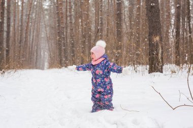 Aile ve doğa kavramı - parkta güzel küçük bir kız kelepçelememz