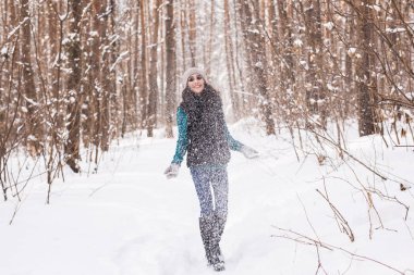 Mutlu genç kadın kar karlı orman açık çalış