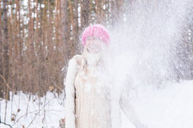 Genç kadını fırlatma kar hava kış tatil güzel.