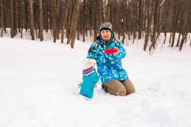 Sevimli köpek - Jack Russell Terrier kış mevsiminde açık havada orta yaşlı kadın