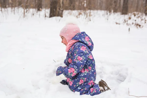 Familia y concepto de la naturaleza - Hermosa niña playng en el parque — Foto de Stock