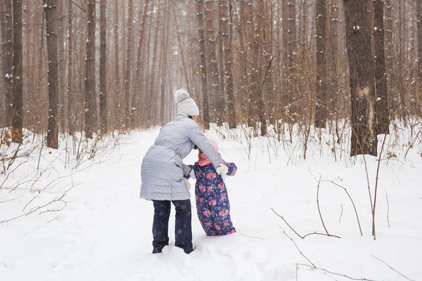 Família, crianças e conceito de natureza - Mãe com filha se divertir no parque de inverno — Fotografia de Stock