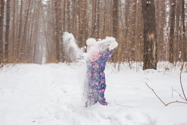 Family and nature concept - Beautiful little girl playng in the park — Stock Photo, Image