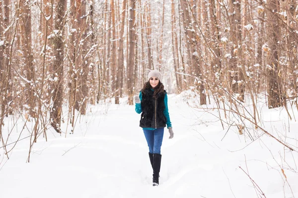 Beautiful young woman walking in the winter snowy nature — Stock Photo, Image