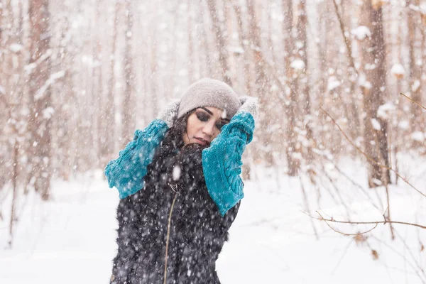 Inverno, temporada e conceito de pessoas - Jovem mulher bonita andando no parque nevado — Fotografia de Stock