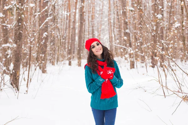 Jovem mulher bonita andando no inverno parque nevado no dia ensolarado — Fotografia de Stock