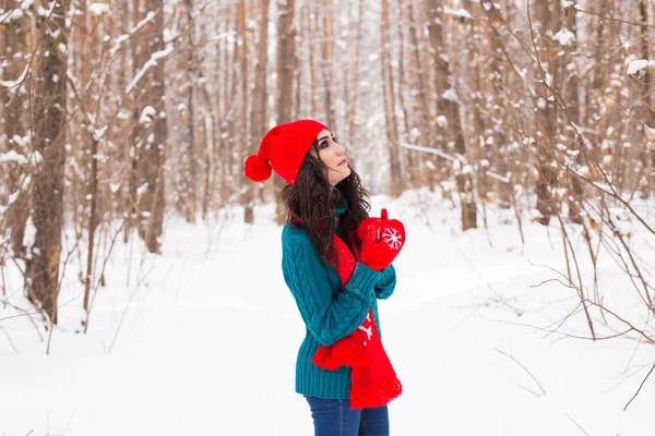 冬時間で歩く幸せな若い女性。雪に覆われた自然でかわいい女の子 — ストック写真