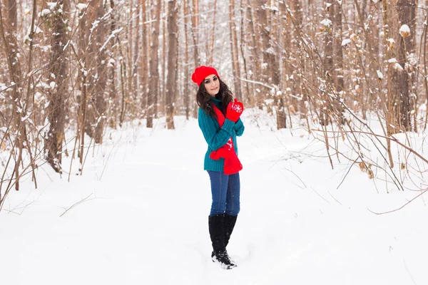 Inverno, temporada e conceito de pessoas - Jovem mulher bonita andando no parque nevado — Fotografia de Stock
