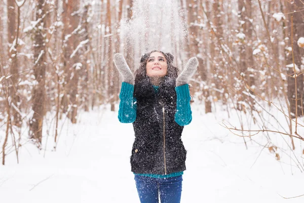 Jovem mulher bonita jogando neve no ar em férias de inverno — Fotografia de Stock