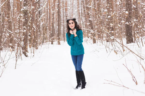 Jovem mulher bonita andando no inverno natureza nevada — Fotografia de Stock