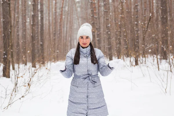 Conceito Inverno Temporada Pessoas Mulher Casaco Cinza Chapéu Branco Andando — Fotografia de Stock