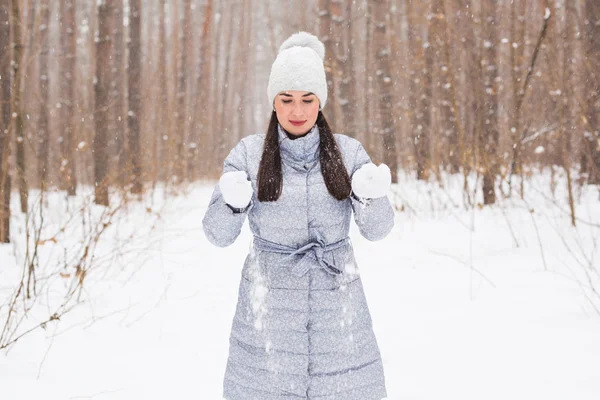 冬、美しさとファッションのコンセプト - コート、雪に覆われた自然の背景での若い女性の肖像画 — ストック写真