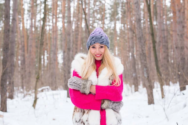 Természet, a divat és az emberek koncepció - fiatal vonzó szőke nő pózol a téli park. — Stock Fotó