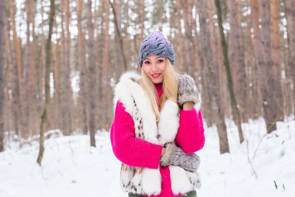 Nature, mode et concept de personnes - Jeune femme blonde séduisante posant dans le parc d'hiver . — Photo