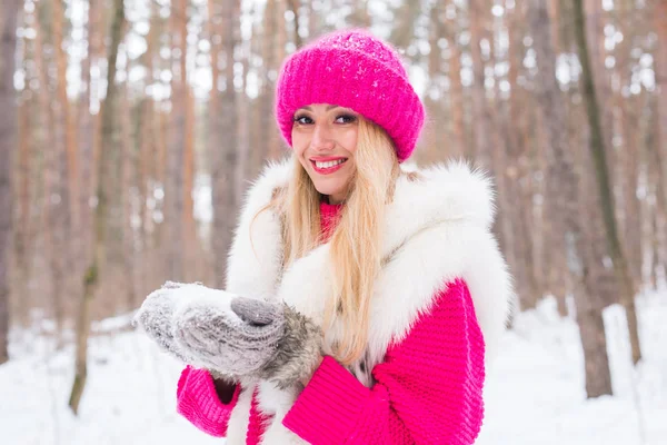 Μόδα, φύση, άνθρωποι έννοια - όμορφη ξανθιά γυναίκα που κρατά το χιόνι στα χέρια της — Φωτογραφία Αρχείου