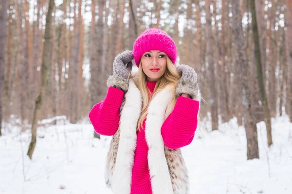 패션과 사람들 개념-매력적인 젊은 여자 겨울 눈 덮인 공원에서 분홍색 따뜻한 재킷에 서 — 스톡 사진