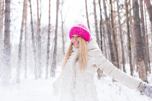 Jovem feliz brinca com uma neve na floresta nevada ao ar livre — Fotografia de Stock