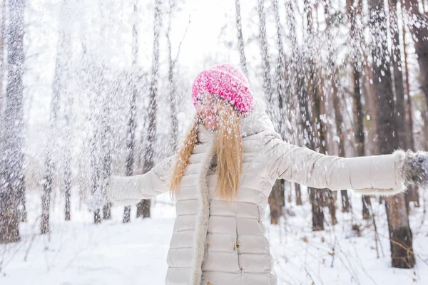若いきれいな女性空気の投げる雪冬の休日の — ストック写真