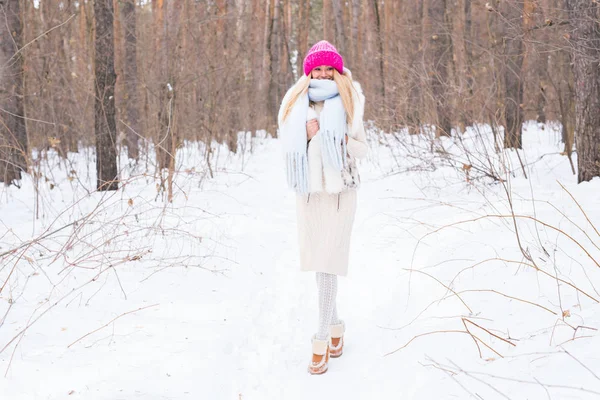 Natura, moda e concetto di persone - Giovane donna bionda attraente in posa nel parco invernale . — Foto Stock