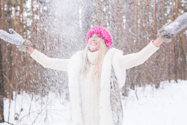 Giovane bella donna gettando la neve in aria durante le vacanze invernali — Foto Stock