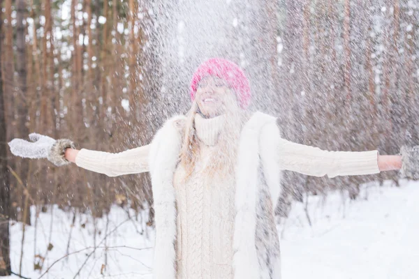 Felice giovane donna gioca con una neve nella foresta innevata all'aperto — Foto Stock