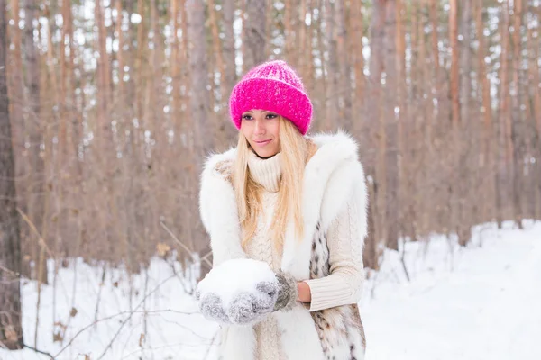 冬、美しさや楽しいコンセプト - 冬の森を歩いていると、雪を投げて若いブロンドの女性 — ストック写真