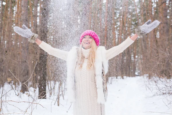 Νέοι όμορφο γυναίκα ρίχνουν χιόνι στον αέρα σε χειμερινές διακοπές — Φωτογραφία Αρχείου