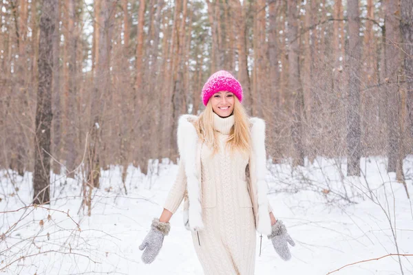 Concept amusant, hivernal et humain - Jeune femme attirante vêtue d'un manteau jetant de la neige . — Photo