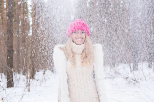 Fun, winter and people concept - Attractive young woman dressed in coat throwing snow. — Stock Photo, Image