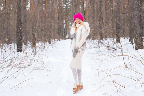 Зима, свята та концепція людей - Красива молода жінка в зимовому парку зі снігом — стокове фото