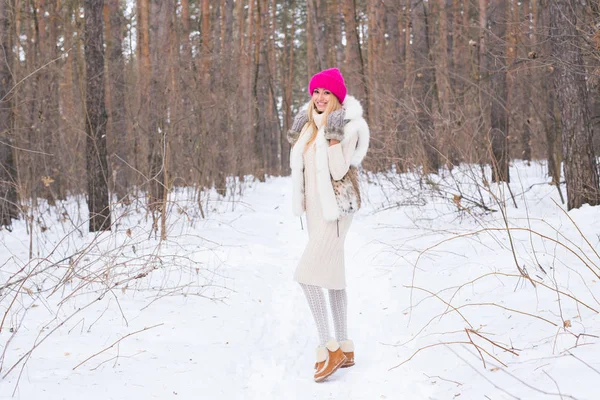 Φύση, μόδα και άνθρωποι έννοια - ελκυστική ξανθιά γυναίκα ποζάρει στο χειμερινό πάρκο. — Φωτογραφία Αρχείου
