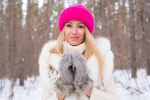 Természet, a divat és az emberek koncepció - portré a gyönyörű fiatal nő, winter Park snow közelről — Stock Fotó