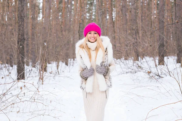 Natur, mode och människor koncept - ung attraktiv blond kvinna poserar i Vinterparken. — Stockfoto