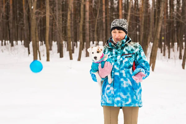 Mulher de meia idade ao ar livre com cão bonito - Jack Russell Terrier na temporada de inverno — Fotografia de Stock