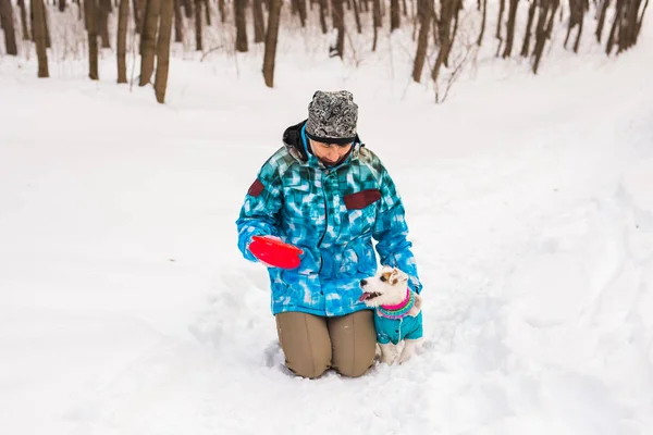 Mujer de mediana edad al aire libre con perro lindo - Jack Russell Terrier en temporada de invierno — Foto de Stock