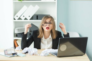 Ofis takım elbiseli insanlar, iş ve duygular kavramı - kadın şaşkın ifade ile giyinmiş