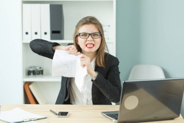 Stres, ofis, isterik, insanlar kavramı - agresif bir sürü iş ofiste kadınla